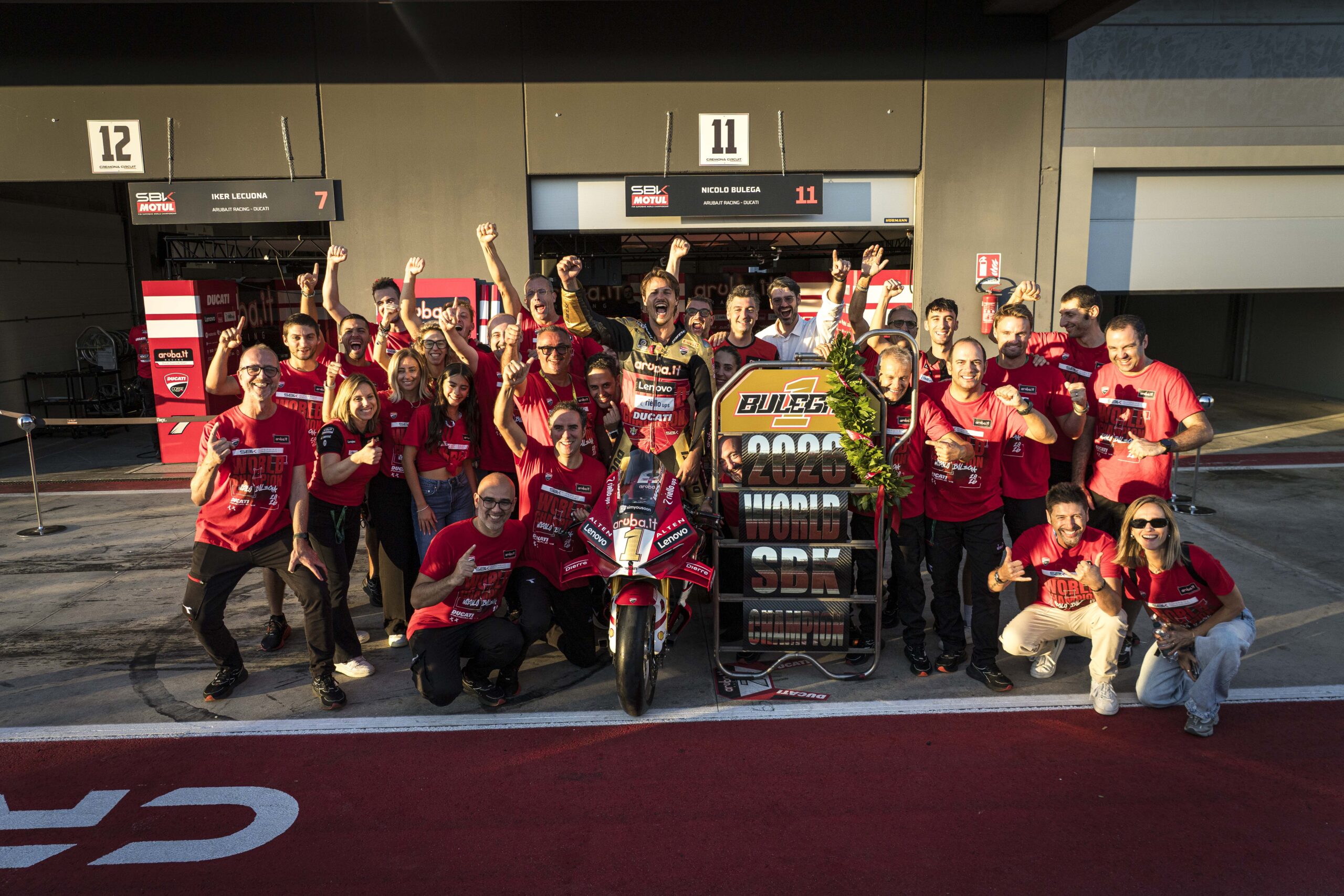 Bulega conquers the Superbike World Championship title in front of the Italian fans at Cremona. Lecuona completes the celebrations for the Aruba.it Racing – Ducati team with a fantastic triple win.